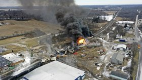 Vlak převážející chemikálie vykolejil začátkem února ve městě East Palestine v Ohiu