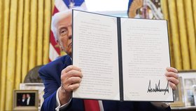 Americký prezident Donald Trump podepsal další výkonná nařízení v Oválné pracovně (10. 4. 2025)