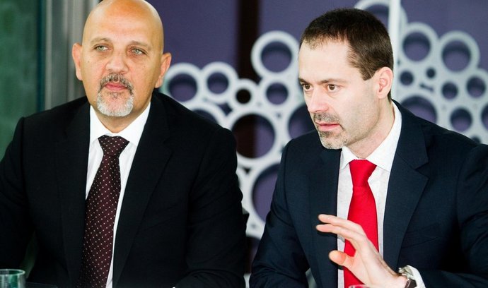 Výkonný ředitel Visa Europe pro rozvíjející se trhý Mark Antipof (vlevo) a regionální manažer Visa Europe pro ČR a SR Marcel Gajdoš (vpravo)