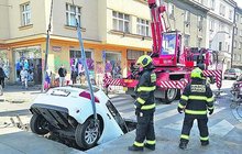 Řidička (41) spadla s autem do výkopu!