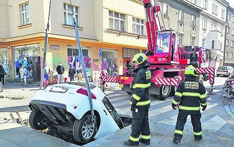 Auto bylo v díře zapadlé ze dvou třetin.