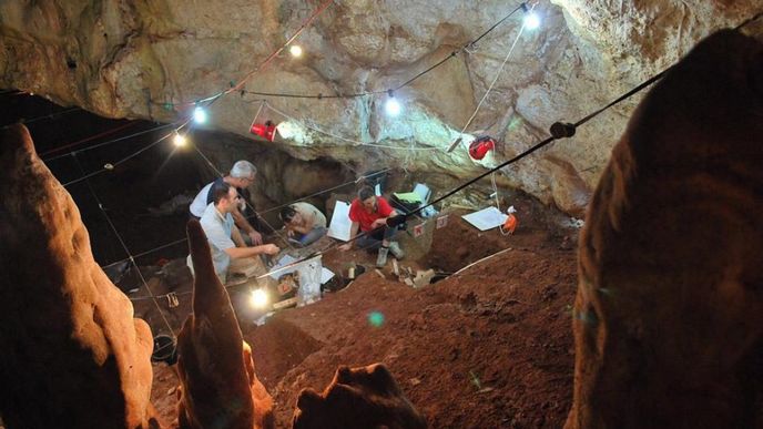 vykopávky z místa nálezu staré lebky v jeskyni Manot