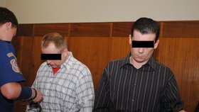 Oldřich P. (vlevo) stál před soudem za vykrádání hrobů už loni
