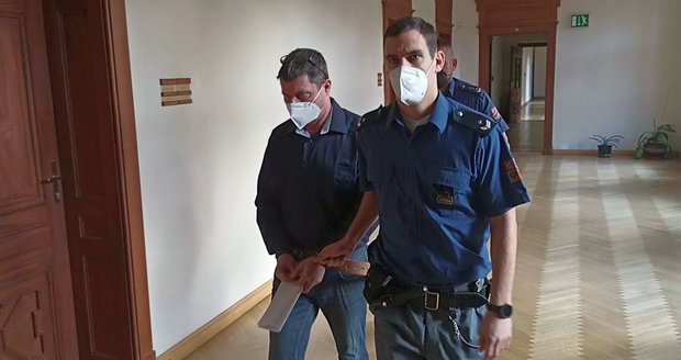 Milan Burnek (55), který vykrádání aut organizoval, dostal u soudu v Brně 8 roků vězení. V případu figuruje i vysoce postavený policista z Brna, který zlodějům dodával informace o vyšetřování případu.