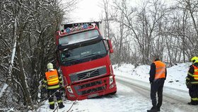 Na jižní Moravě teplota spadla pod nulu. Silný nárazový vítr a ledovka přivedla řadu řidičů do úzkých.