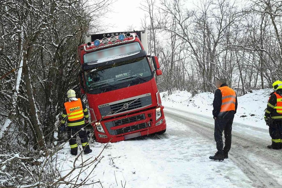 Na jižní Moravě teplota spadla pod nulu. Silný nárazový vítr a ledovka přivedla řadu řidičů do úzkých.