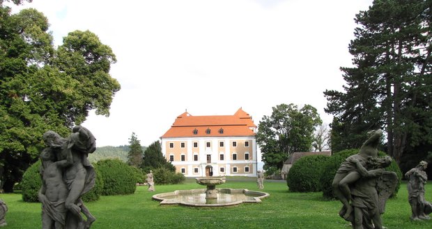 Barokní zahrada u zámku Valeč
