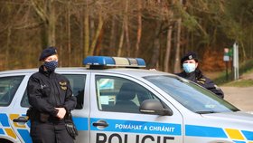 Policie v sobotu 4. 4. 2020 kontrolovala, jak Češi dodržují zákaz shromažďování.
