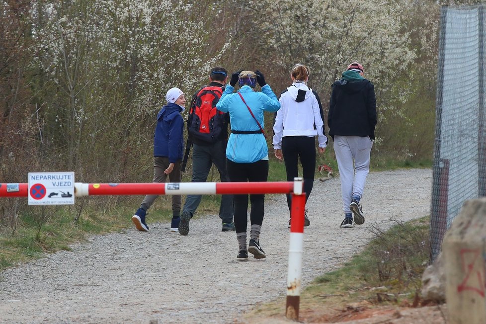 Policie v sobotu 4. 4. 2020 kontrolovala, jak Češi dodržují zákaz shromažďování.