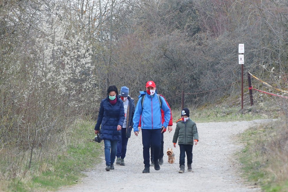 Policie v sobotu 4.4.2020 kontrolovala, jak Češi dodržují zákaz shromažďování.