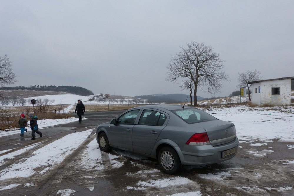 Opuštěné parkoviště. V sezoně je tu hlava na hlavě a také se zde platí 