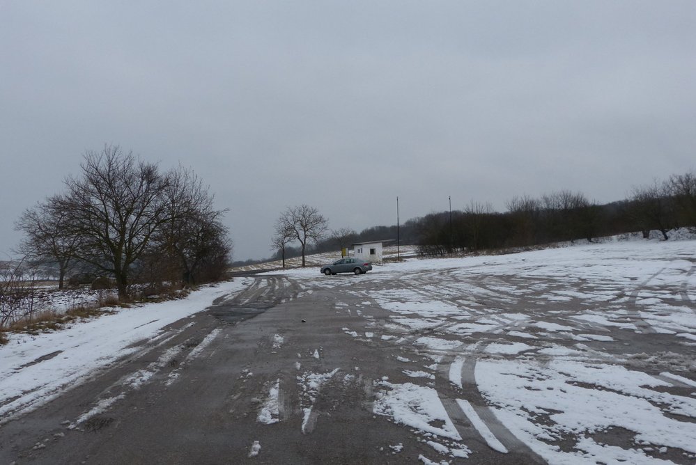 Opuštěné parkoviště. V sezoně je tu hlava na hlavě a také se zde platí 