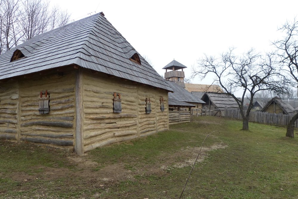 Archeoskanzen hned v sousedství ukazuje staroslovanské hradiště z doby Velké Moravy