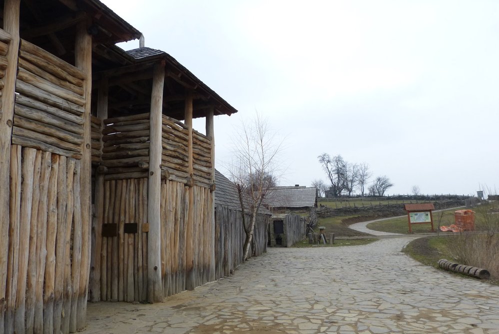 Archeoskanzen hned v sousedství ukazuje staroslovanské hradiště z doby Velké Moravy