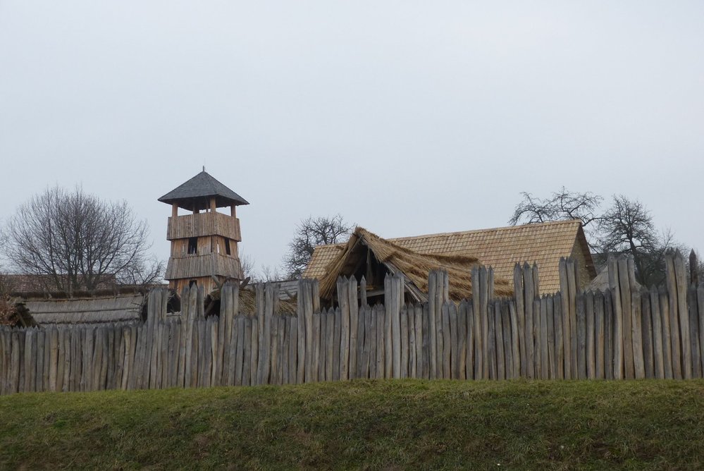 Archeoskanzen hned v sousedství ukazuje staroslovanské hradiště z doby Velké Moravy