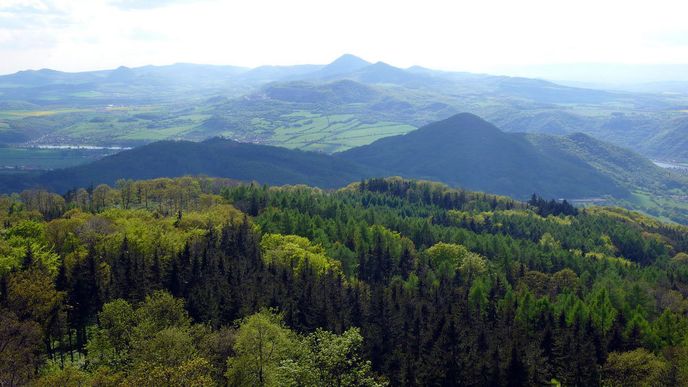 V pozadí Milešovka