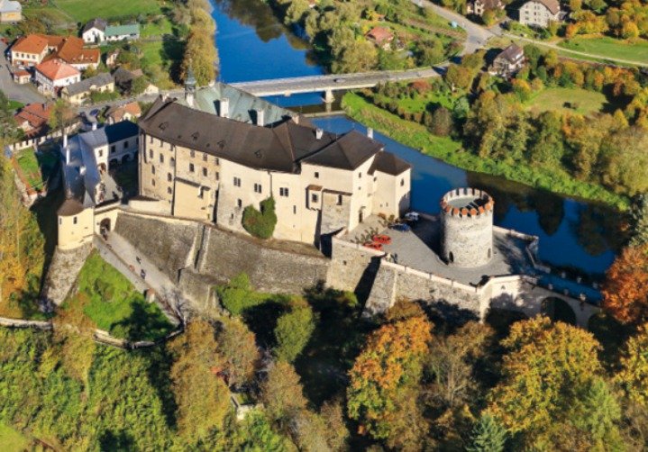 Romantický hrad Český Šternberk se tyčí na skále nad řekou Sázavou už přes 760 let.