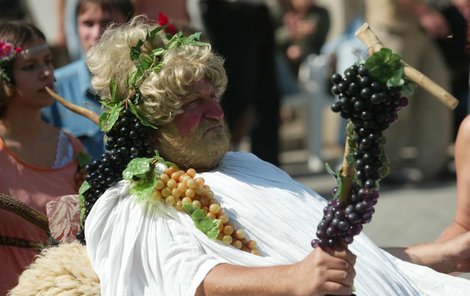 Pohádkové vinobraní Vinný a dobový jarmark na pohádkovém zámku Staré Hrady na Jičínsku bude na Valdštejnských slavnostech za účasti Albrechta z Valdštejna. Zítra potěší malé i velké!