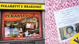 Dejvice se baví! Ve výloze retro pekárny visí nepraná zástěra Ženy za pultem