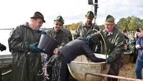 Takhle vypadá pasování do Petrova cechu. Má svá pravidla, a jak je vidět, rybáři se s tím nemazlí. Tentokrát pasování podstoupila studentka Veronika Svobodová (17) z Třeboně. K rybářství má blízko, její otec pracuje v Rybářství Třeboň.