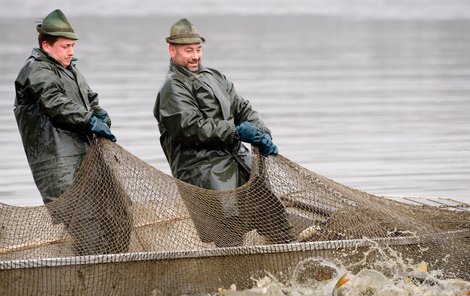 Rybáři potřebují k tahání sítí a brodění se bahnem velkou sílu.