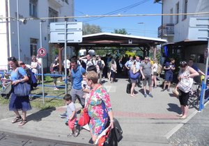 Místo na hlavní nádraží míří nyní řada cestujících na tzv. dolní nádraží, které slouží především nákladní dopravě.