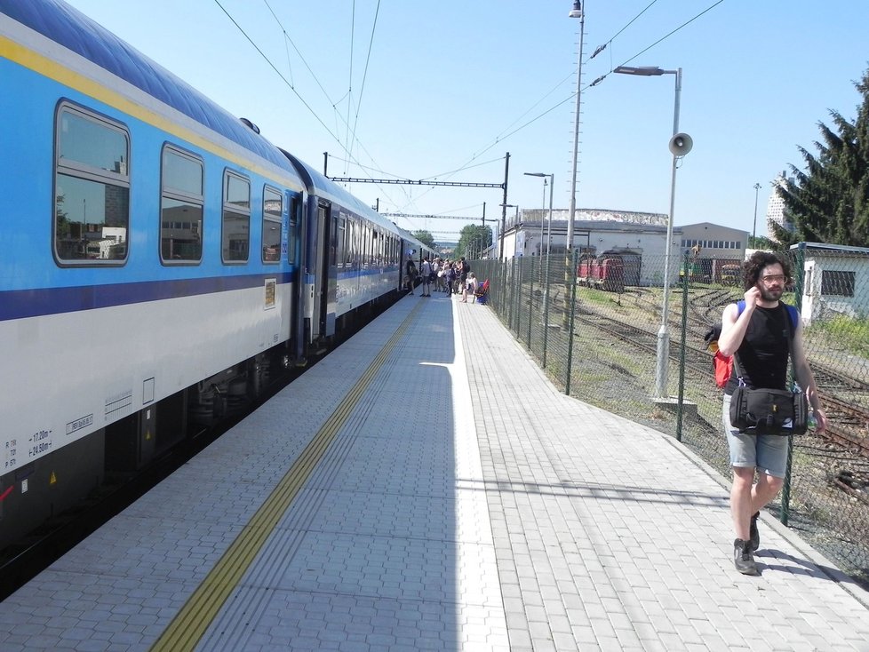 Místo na hlavní nádraží míří nyní řada cestujících na tzv. dolní nádraží, které slouží především nákladní dopravě.