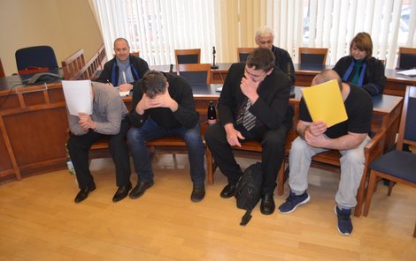 Brněnský soud včera vyděračům hříchy sečetl a poslal je dohromady na 36,5 roku za katr.