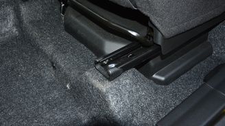 Baterie Li-pol umístěná pod sedačkou řidiče se může vybít, když se snaží dobíjet startovací olověnou pod kapotou. Ochranné obvody ji odpojí a automobilka neposkytla servisům žádný návod ani vybavení k jejímu dobití. Zvládnou to některé nezávislé dílny, ale přijdete tím o záruku na hybridní systém. Baterie Li-pol umístěná pod sedačkou řidiče se může vybít, když se snaží dobíjet startovací olověnou pod kapotou. Ochranné obvody ji odpojí a automobilka neposkytla servisům žádný návod ani vybavení k jejímu dobití. Zvládnou to některé nezávislé dílny, ale přijdete tím o záruku na hybridní systém.