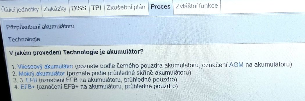 Vůz měl z výroby baterii typu EFB+. Uměl by však pracovat i s dražší typu AGM a překvapivě i jednodušší, zaplavenou VRLA.