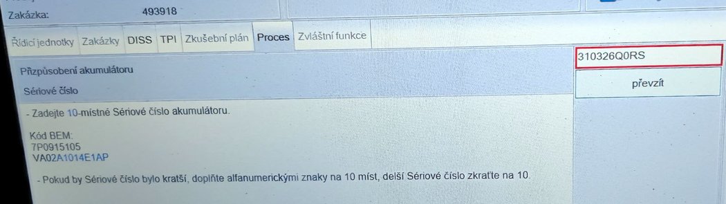 Mechanik Roman Kašpar si musí vyfotit desetimístné sériové číslo a zadat je do řídicí jednotky. To proto, aby výrobce i přes on-line diagnostiku viděl, že ve voze je například akumulátor z vadné šarže.