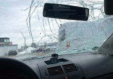 Praskne vám čelní sklo, když v mrazu pustíte ofuk? Tomuto autu se to stát může