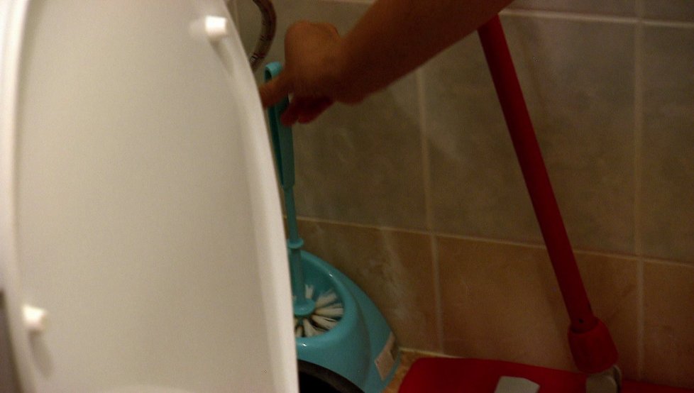 Výměna manželek: Gabriela čistí toaletu.
