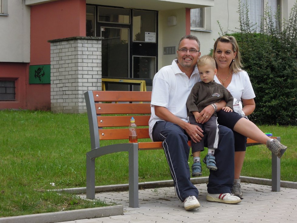 Šťastná rodina Boteových před svým mladoboleslavským bydlištěm