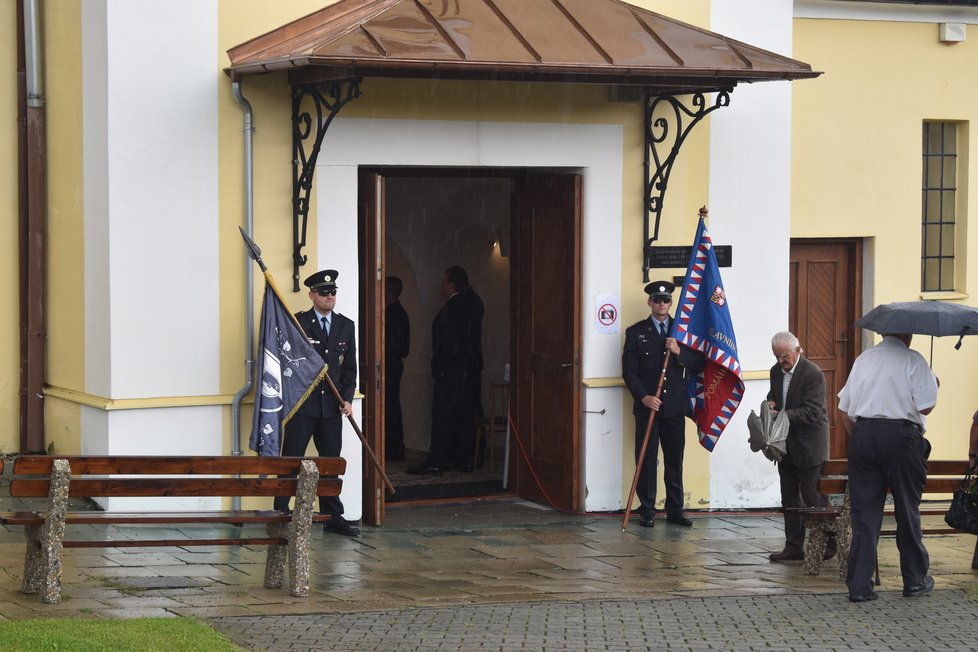 U vchodu do kostela drželi policisté čestnou stráž.