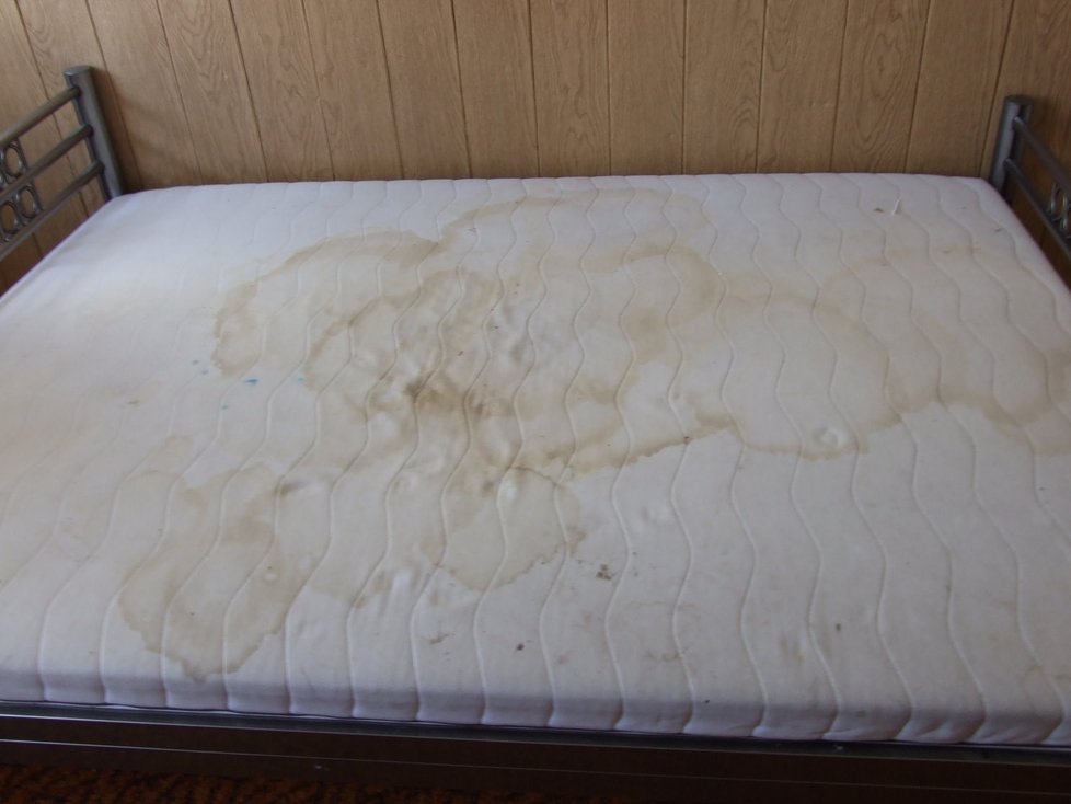 Nejhůř dopadla matrace postele, kde spaly děti. Ani tu Monika neuhradila.
