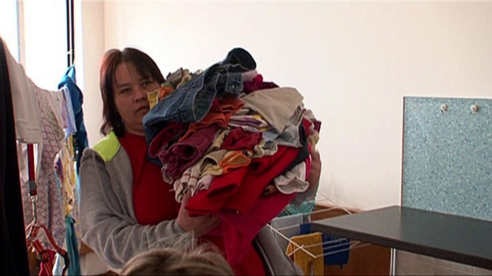 Maminka Lucie se rozhodla smradlavé věci vyprat v zapůjčené pračce.