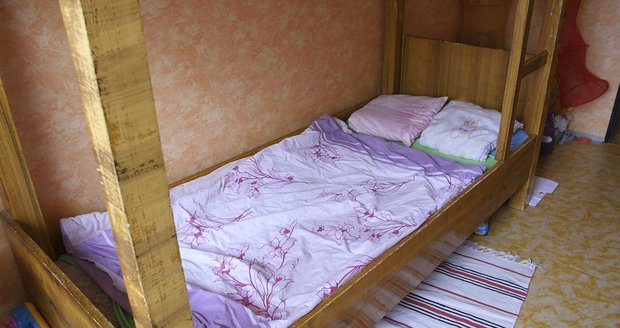 V dětském pokoji mají holčičky dvoupatrovou postel.