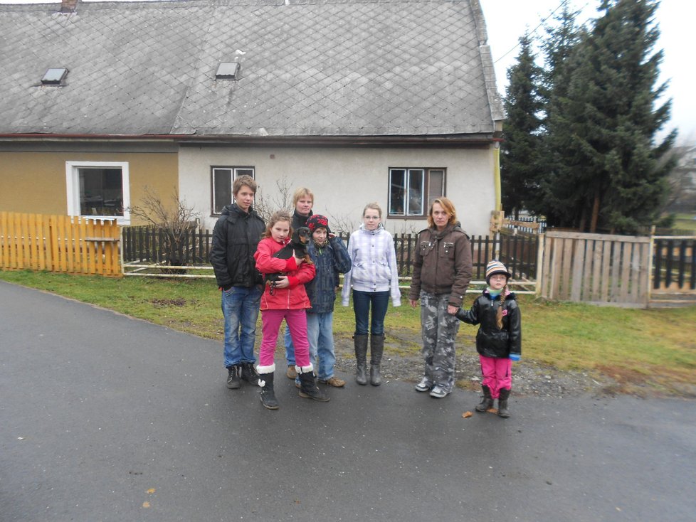 Sylva s Andreou a dětmi žijí v malém domku na severní Moravě v obci Rohle.