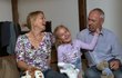 Jak si poradí Míša v rodině se čtyřmi dětmi a pijanem? Dokáže Šárka přizpůsobit pražské rodině, která má vysoké životní cíle?