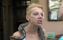 Nejdrsnější Výměna manželek: Bitka opilé hadí ženy v přímém přenosu!
