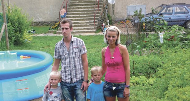 Marek (26), Kristýna (34) a synové Patrik (3) a Dominik (5)