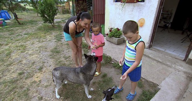 Výměna manželek - zaneřáděná domácnost a shnilé zuby malých dětí.