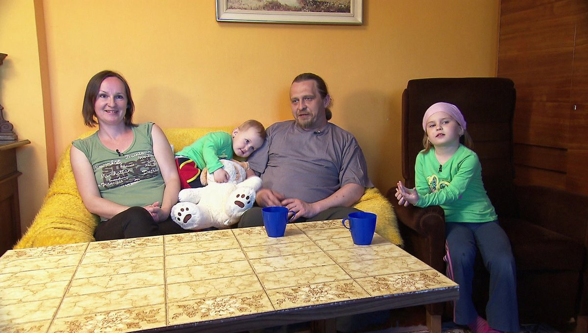 Rodina z obce Šarovy na Zlínsku.  Spořivá Radka (37), její partner Vladan (41) a dcery Sára (6) a Viktorka (2).