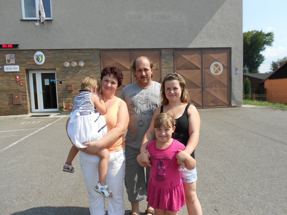 Jana Plesníková (38), Jiří Plesník (43) a jejich děti: Adéla (4), Simona (6) a Renata (20). Čtvrtá dcera žije nyní mimo domov.
