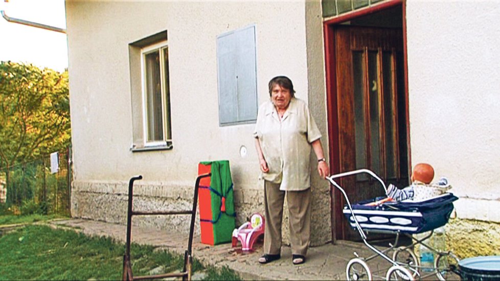 V rodině Markových se do každodenního života zapojuje širší příbuzenstvo, velký vliv tu má i babička těžící z toho, že mladým finančně vypomáhá.