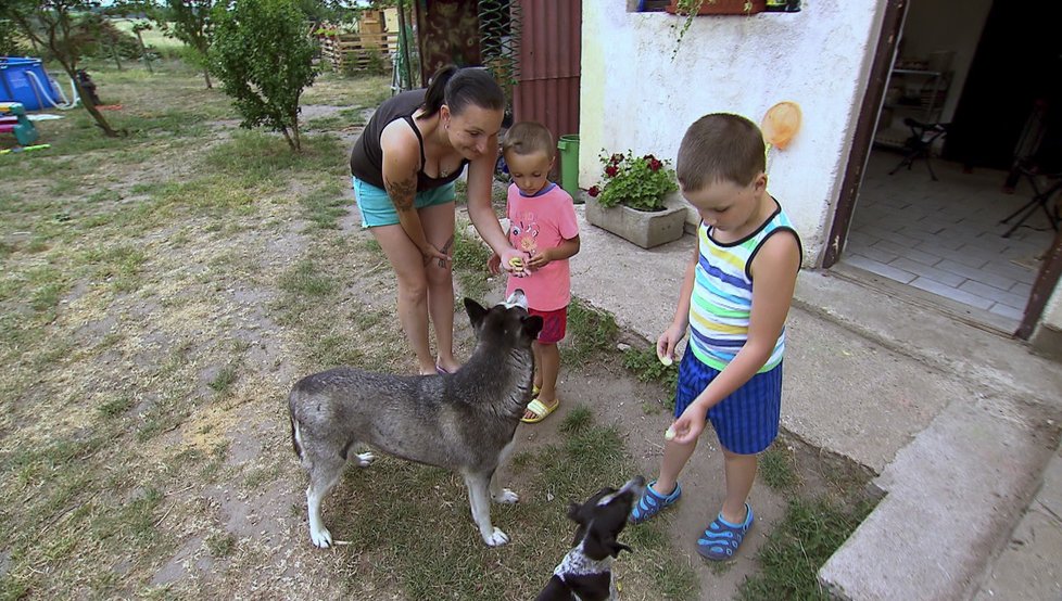 Výměna manželek - zaneřáděná domácnost a shnilé zuby malých dětí.