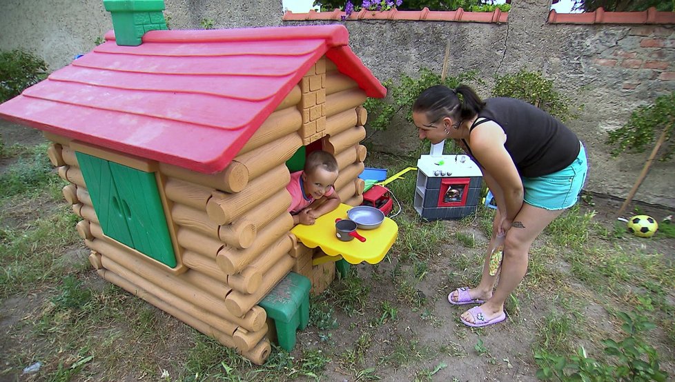 Výměna manželek - zaneřáděná domácnost a shnilé zuby malých dětí.