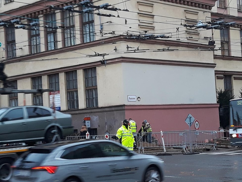Kvůli výměně semaforů se změnila přednost v jízdě na křižovatce mezi Kounicovou a Kotlářskou ulicí v centru Brna. Řada šoférů však dál jezdí po paměti a bourá.