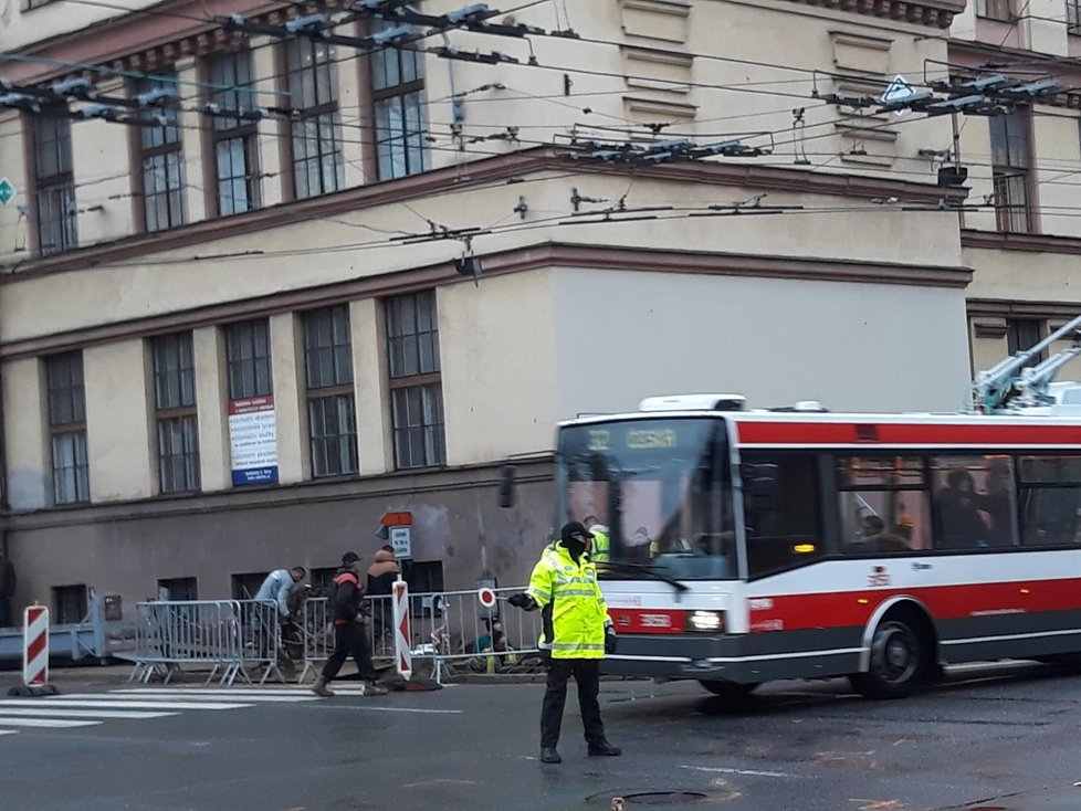 Kvůli výměně semaforů se změnila přednost v jízdě na křižovatce mezi Kounicovou a Kotlářskou ulicí v centru Brna. Řada šoférů však dál jezdí po paměti a bourá.